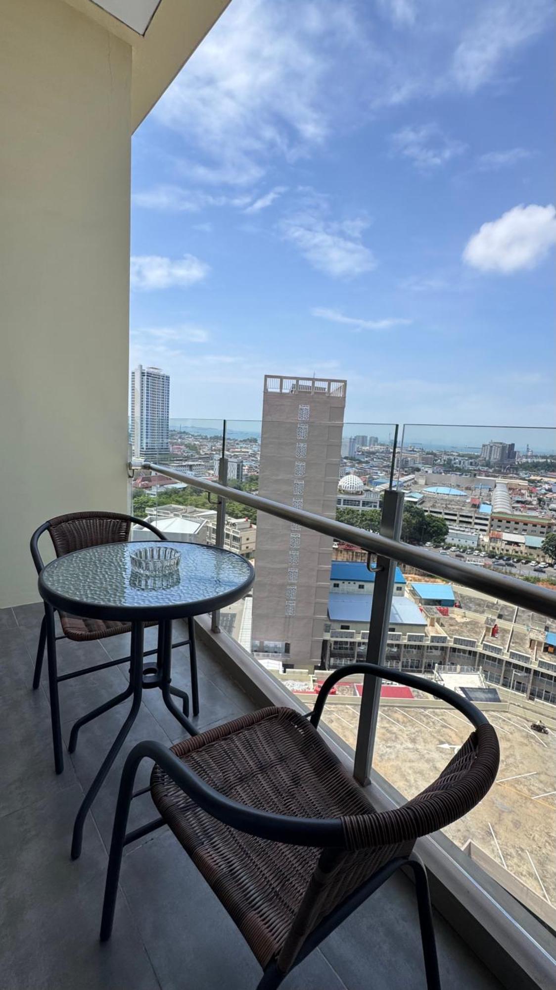 Nagoya Thamrin Apartment High Floor With View Buitenkant foto